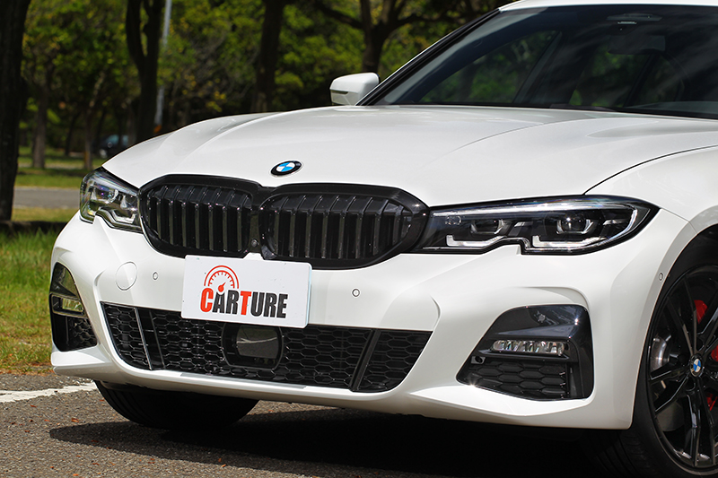 330i Midnight夜型版於外觀配置黑色水箱護罩飾框。