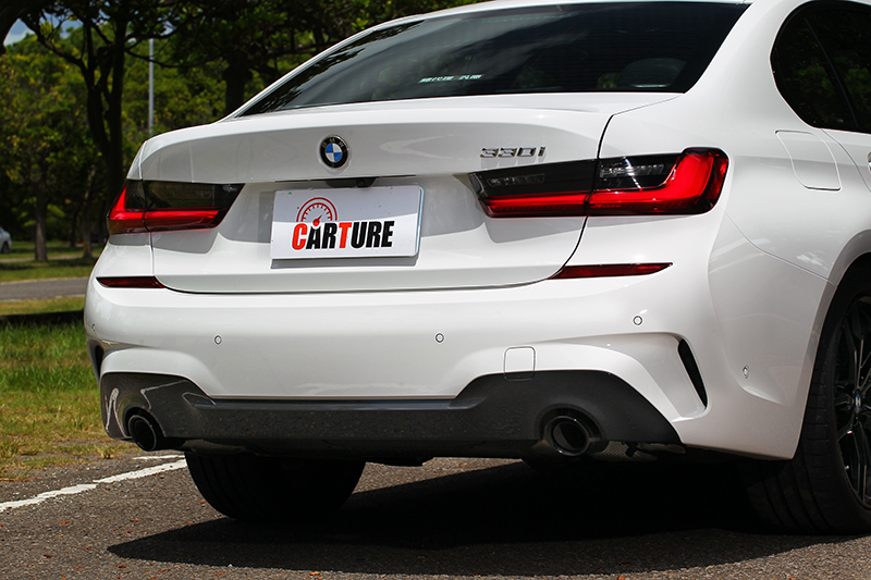 排氣尾飾管也換成黑色。