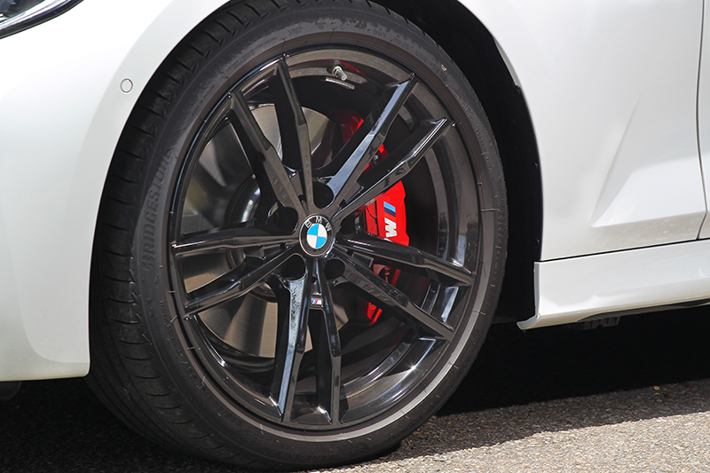 330i Midnight夜型版不僅配備黑色19吋輪圈並搭配紅色卡鉗。