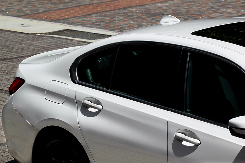 窗框也甫以黑色妝點 。