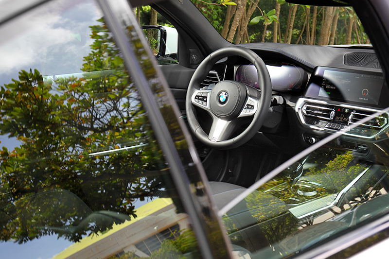 大量皮革與軟質飾板和鋁質格紋飾板營造出高質感氛圍。