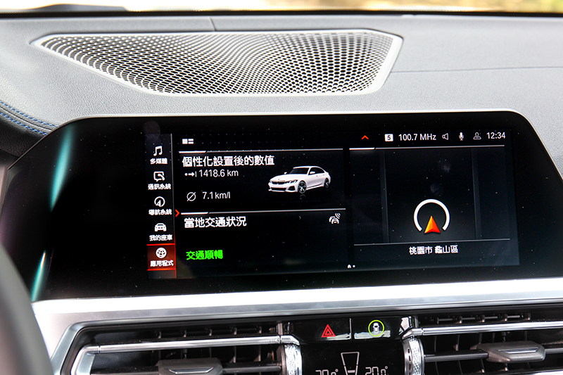 10.25吋中控螢幕提供豐富資訊，並提供現今少有卻好用的實體旋鈕控制鍵。