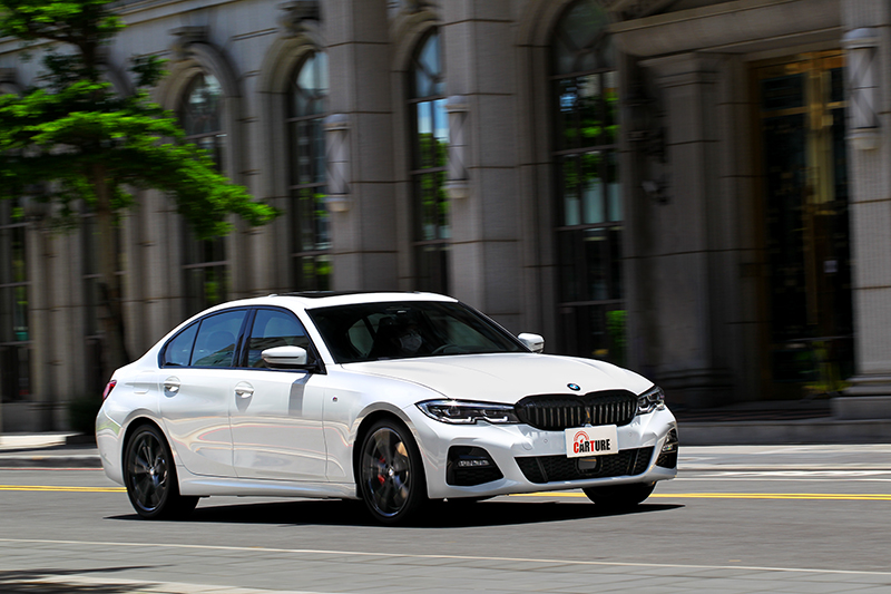 330i M Sport原已擁有不俗的操控表現,330i Midnight夜型版則針對此又進行配備強化。