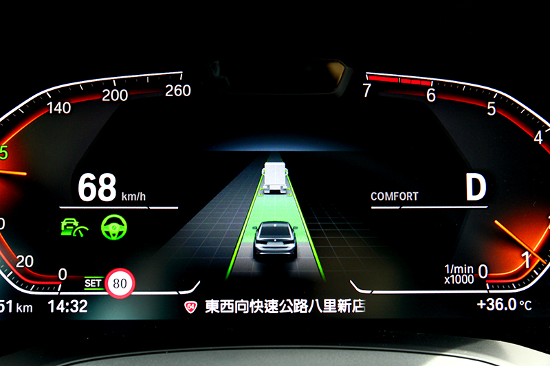 好吧還是情不自禁提一下,這車的Personal CoPilot無論跟車或車道維持依舊一如往常BMW的滑順好用。