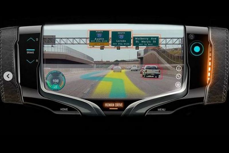 GM Design方向盤概念不僅造型如電玩般具有螢幕,煞車油門控制也在此操作。