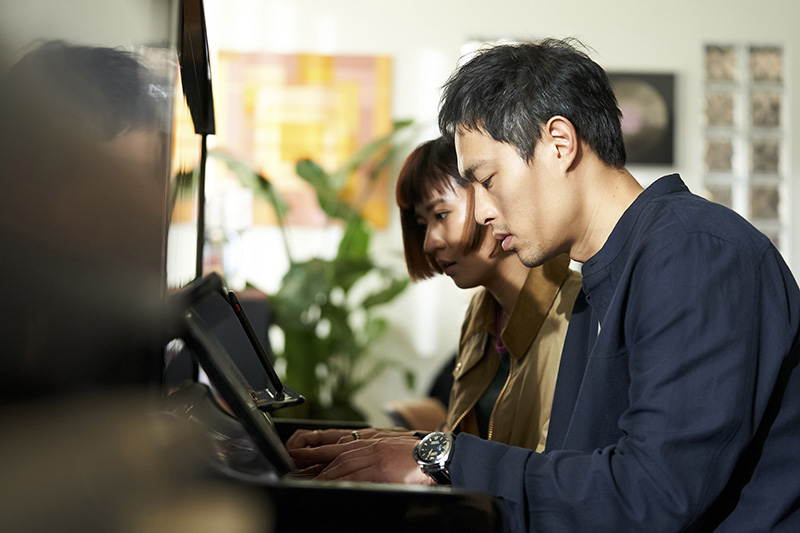 【車勢星聞】《接招吧!製作人》9m88飾演的熱血菜鳥槓上楊祐寧飾演的王牌製作人。(圖:牽猴子提供)
