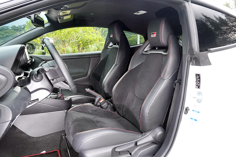 跑車座椅除了提升包覆性,中央以輕量防滑Ultrasuede® 麂皮材質包覆,提升止滑效果。