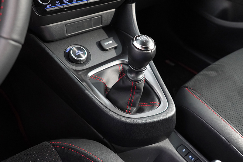 略為墊高的排檔座與降低的排檔桿,有著快排般的手感。