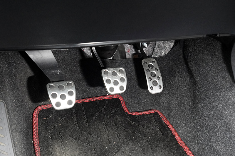 三個踏板的設置高度並不一致,離合器行程略長,要做跟趾動作不是太順腳,但放心科技會幫你,iMT功能開啟,系統就會適時替你補油。