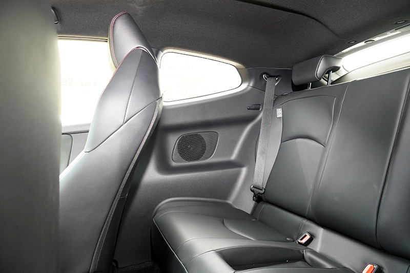 後座座椅雖然乘坐感不錯,但空間也就馬馬虎虎,頭部空間也受到車頂造型影響,身高170cm以上的成人坐進去後頭頂就會直接頂住車頂蓬。