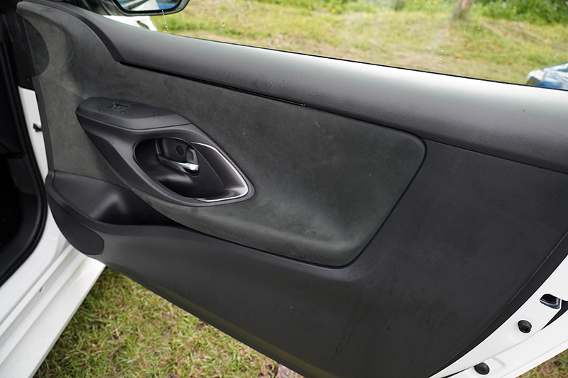 門板把手位置略為靠前,也未涉有其他把手設計,乘客若一緊張要抓東西,可能一把抓住的就是車門拉柄。