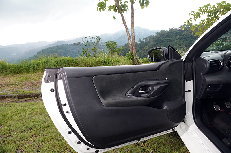 GR Yaris竟然採用了無窗框設計,真有中說不出的浪漫。