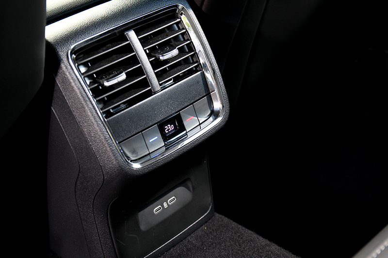 後座空調除可調溫度還附兩個Type-C充電孔。