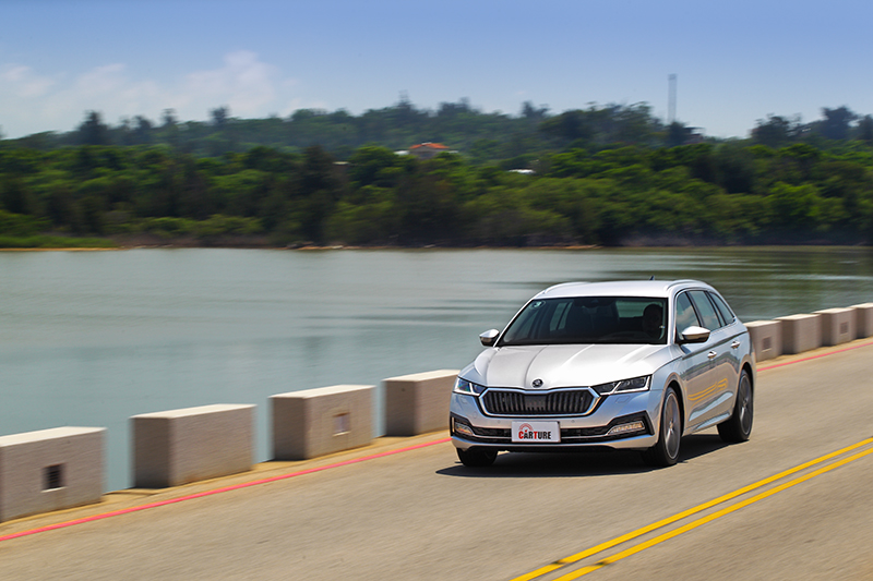 Octavia Combi 2.0 TSI 190hp輸出已相當實用,但要性能就貼錢買Octavia Combi RS。