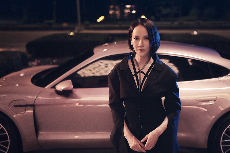 【車勢星聞】楊乃文為Porsche Taycan「調時差」展現完美狀態。（圖：Porsche Taiwan提供）