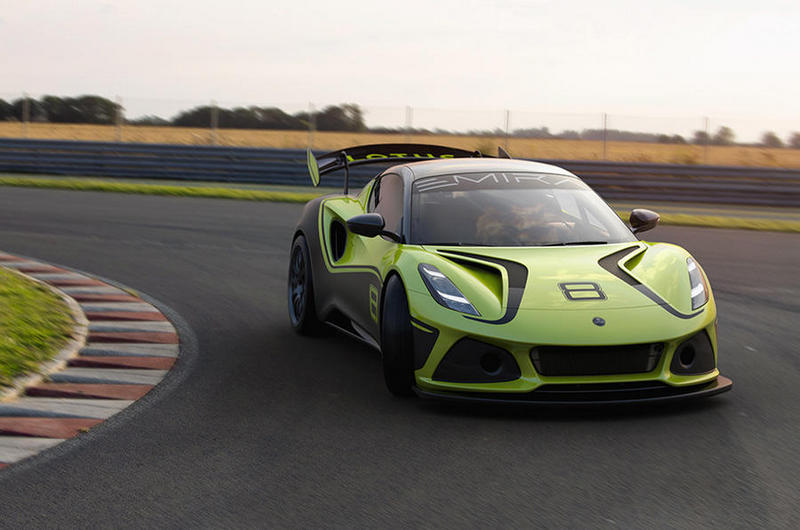Emira GT4配備空力套件與大型尾翼,同時車重也比一般Emira減輕145公斤。