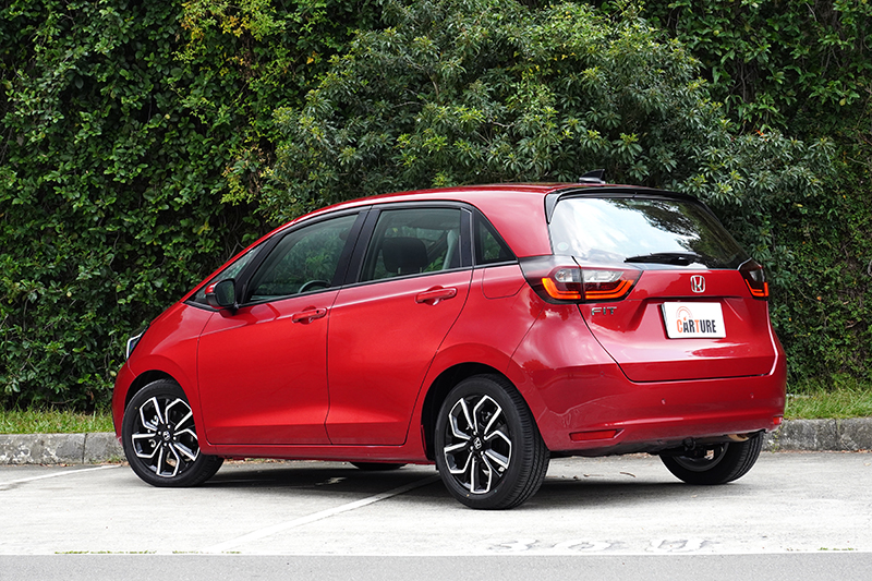 外觀以仿生微笑元素，賦予生命感，並以類Minivan造型創造最佳車內空間。