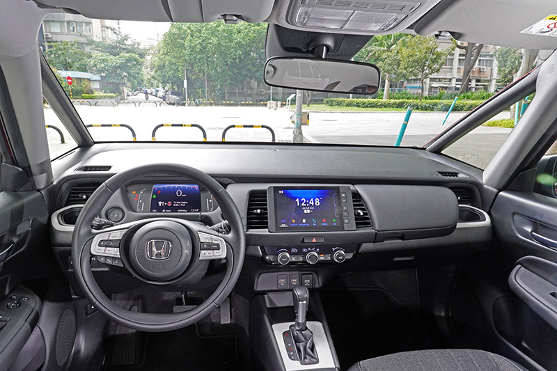 完全平整的中控台是全新Fit最具特色的設計之一,讓前方視野變得更加開闊。