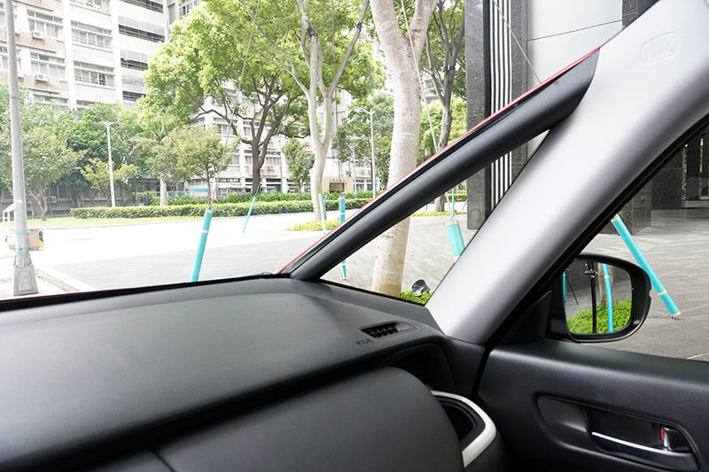 以毫米為單位調整A 柱的位置和傾斜度，大幅降低前方兩側視覺死角，有效提升安全。
