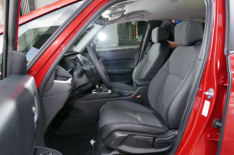 前座座椅腰部支撐與兩側包覆性都有所強化。