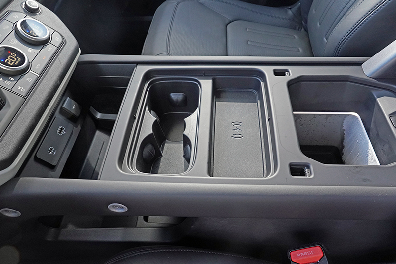 中央扶手置物箱製冷功能開啟後真的有類冰箱的冷藏效果,右方置物箱內的水珠證明其效果,炎熱夏天替飲料保冷特別受用。