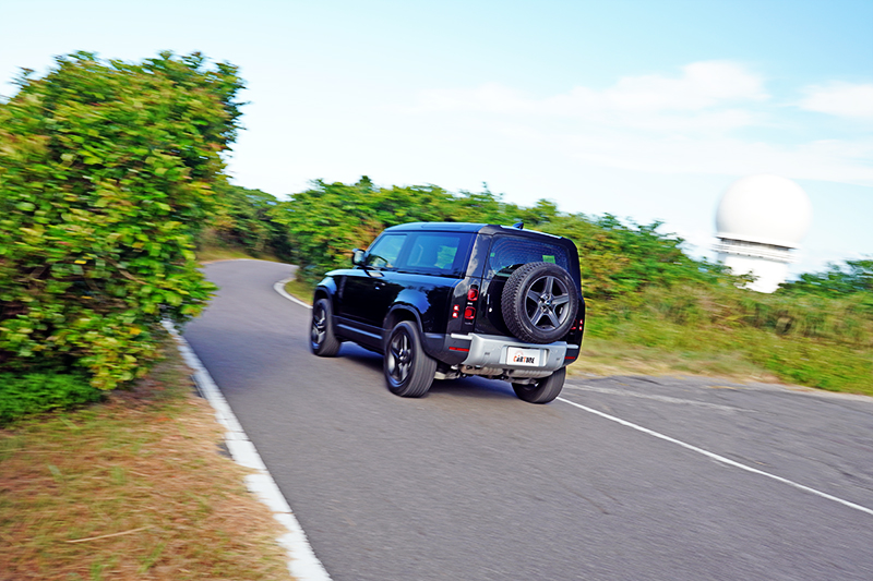 Defender 90含後視鏡超過兩米的車寬,在鄉間小路得多注意路面寬度,抓好左右距離。