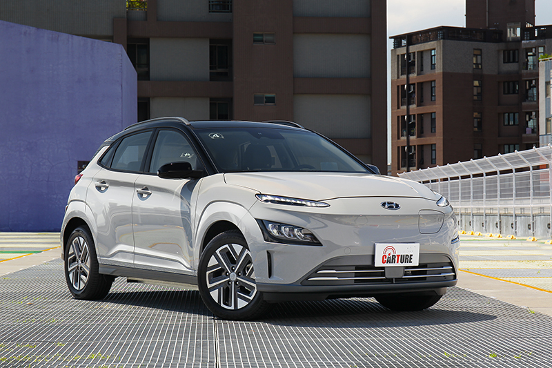 Kona EV與油車相比少了水箱的撞風需求,因此在前保桿處採用封閉式造型