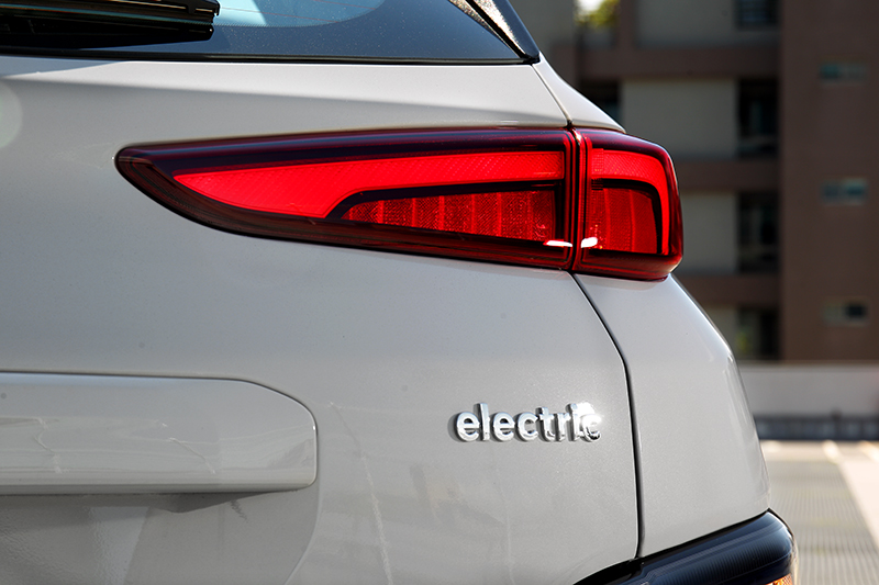 車尾能辨識出Kona EV之處在右側的electric字樣與稍稍不同的下保桿造型