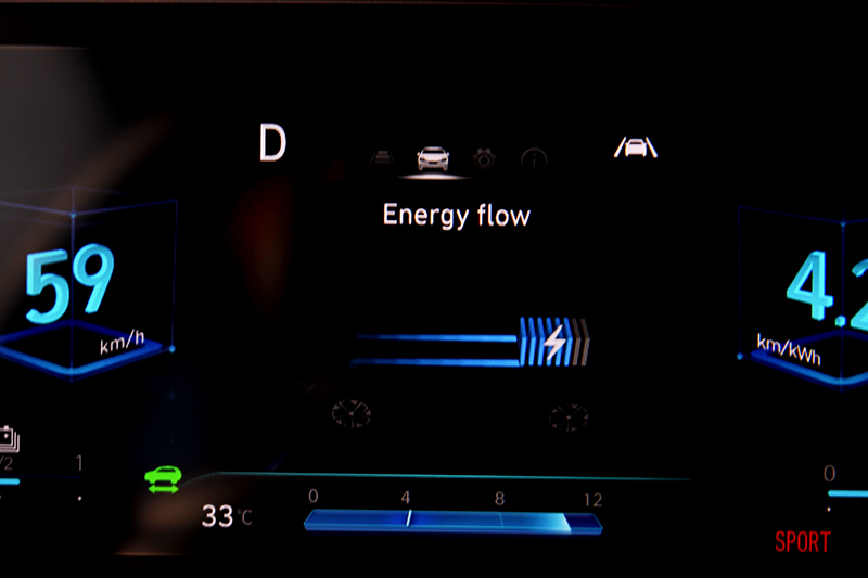 Kona EV在駕駛儀表介面上多了電流輸出與回充的動態顯示