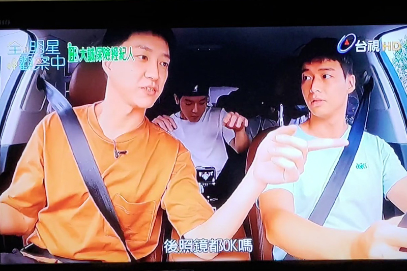 【車勢星聞】《全明星觀察中》江宏傑從最基本的調整座椅、調整後視鏡角度等細節重新教起。(圖:翻攝自台視)