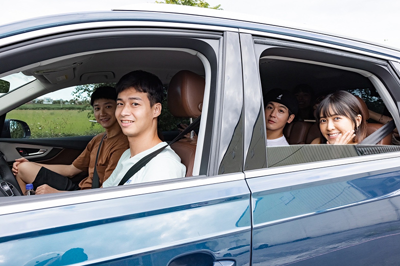 【車勢星聞】《全明星觀察中》節目中林敬倫上路學開車,後座全員都有繫上安全帶是最佳的優良示範。(圖:好看娛樂提供)
