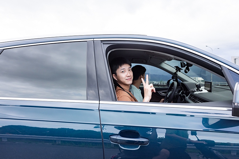 【車勢星聞】《全明星觀察中》節目中林敬倫上路學開車，後座全員都有繫上安全帶是最佳的優良示範。（圖：好看娛樂提供）