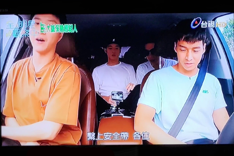 【車勢星聞】《全明星觀察中》節目中林敬倫上路學開車,後座全員都有繫上安全帶是最佳的優良示範。(圖:翻攝自台視)