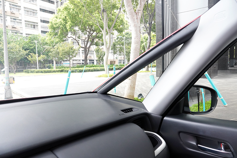 向前延展的三角窗大幅提升兩側視野,對行車安全與判位有極大的幫助。