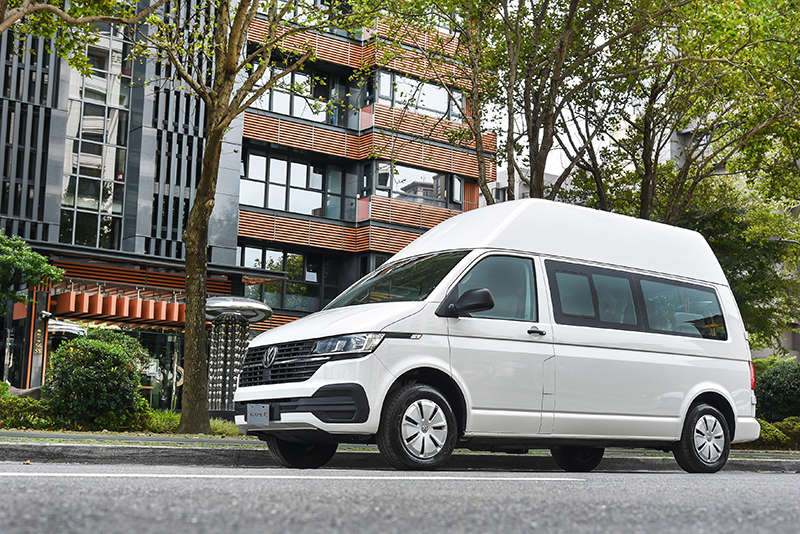 T6.1 Kombi IPC除一般平頂車型外,也有高頂車型對應專業移動照護需求。