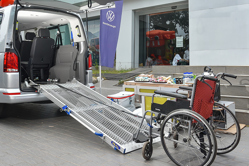 以T6.1 Caravelle IPC為基礎,T6.1 Caravelle青銀共享車具備重僅24公斤可輕鬆拆卸的鋁合金斜坡板套件組。