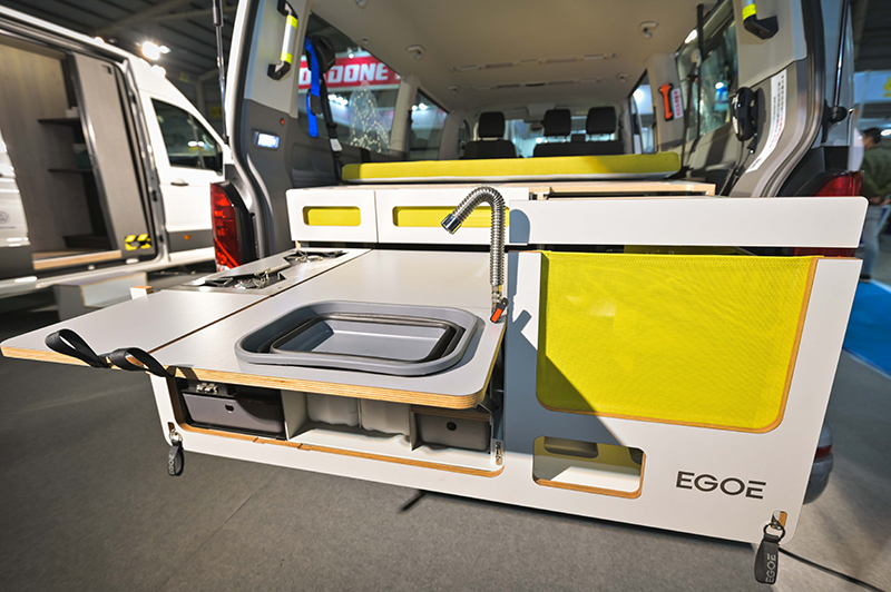 卸下斜坡板後可裝上歐洲原裝進口的EGOE露營套組,上層睡眠區域提供雙人舒適躺臥空間,下層則具備洗滌槽與儲物機能。