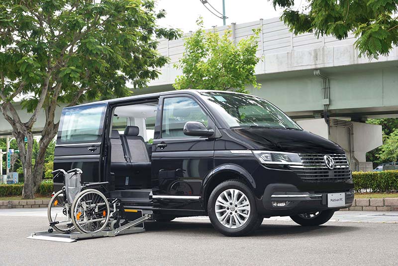 貴為車系旗艦的T6.1 Multivan IPC採取車側電動升降底板設計,搭配尊榮車格相得益彰。