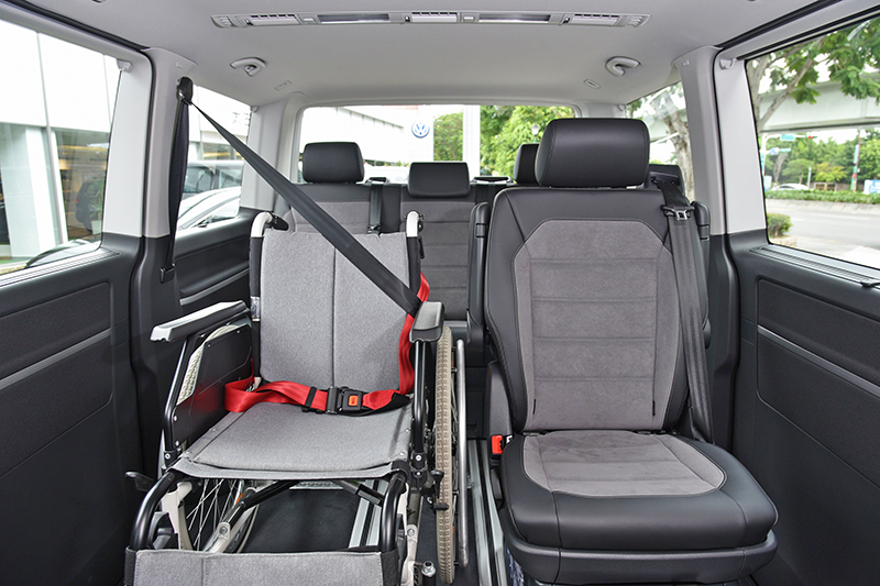 T6.1 Multivan IPC的輪椅區位於右後座尊位,長者與行動不便者乘坐其中更顯禮遇敬重。