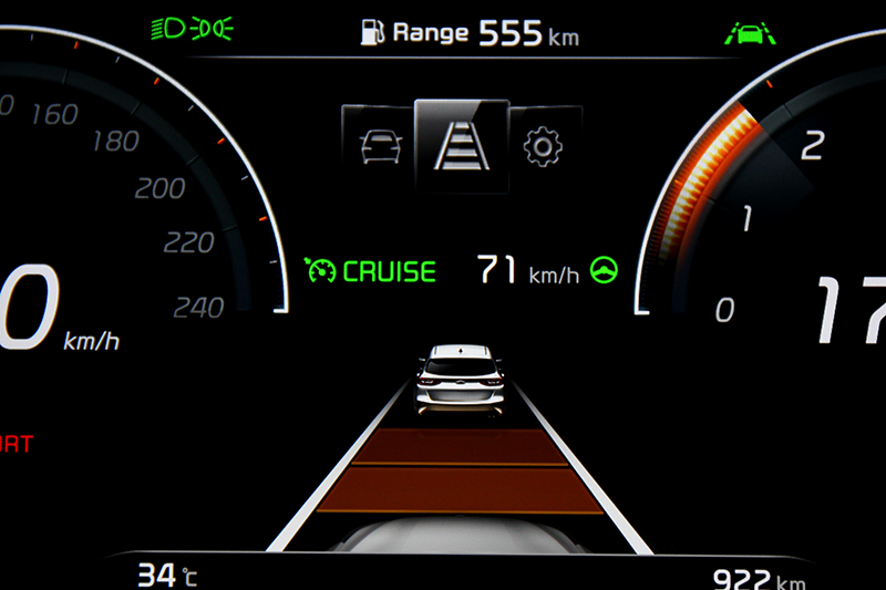 智慧巡航控制與進階型車道維持提供Level 2半自動駕駛。