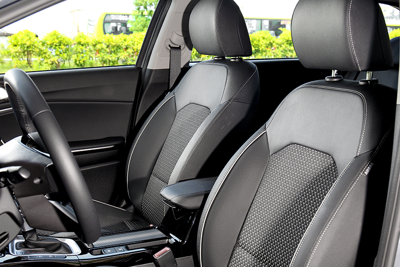 座椅採皮質與織布混搭,除有不錯止滑效果,包覆支撐性也相當出色。