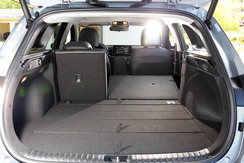 行李廂置物容積為652~1,694公升。