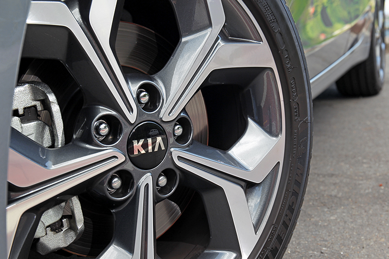 配備17吋輪圈,規格若能大一吋會更好。