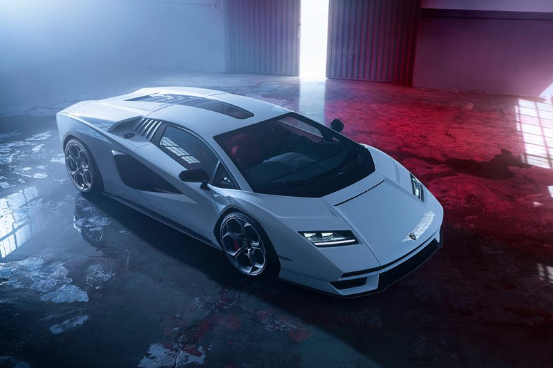 計畫中提到第一階段會帶來兩款V12引擎車型,之前發表的Countach就是其中一款。