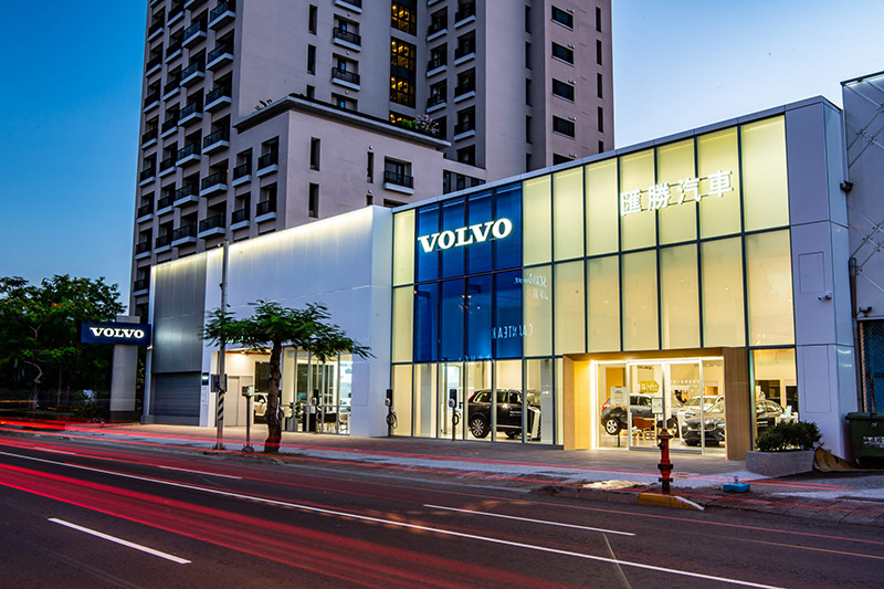 國際富豪汽車為全力提升服務,與匯豐汽車集團合作聯袂打造 Volvo 匯勝汽車中華展示暨服務中心,成為台南地區第二個Volvo 銷售服務據點,一展品牌經營決心與對南台灣消費客群的重視,為雲嘉南市場挹注嶄新服務能量。