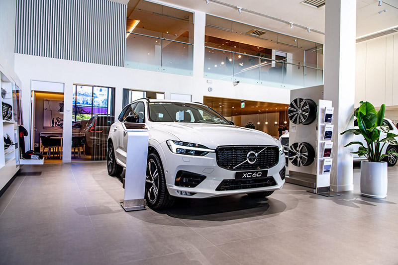 Volvo 匯勝汽車中華展示暨服務中心室內面積 800 坪,挑高 5.4米,導入瑞典原廠 Volvo Retail Experience 5.0 (VRE 5.0) 規格,營造如同「家」一般自在舒適的賞車空間,並用徜徉北歐徐徐慢活時光般的沉浸式五感服務,為台南地區帶來精緻多元且獨樹一格的尊榮體驗。