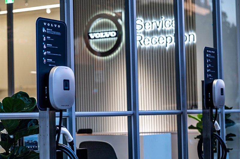 而因應品牌新能源策略,將陸續建構 6 座 AC 充電樁及 1 座雙槍式 DC 充電樁,隨時滿足車主充電需求。