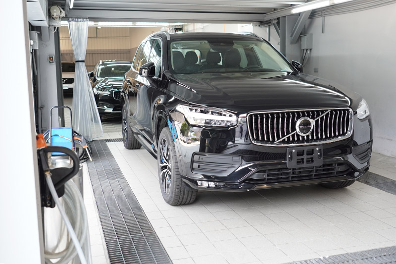 保修完畢後的汽車美容一律使用軟水系統作為洗車水源,並以 40~50 度恆溫熱水高壓水槍及水蒸氣進行手工精緻洗車,讓您的愛車從裡到外常保如新。