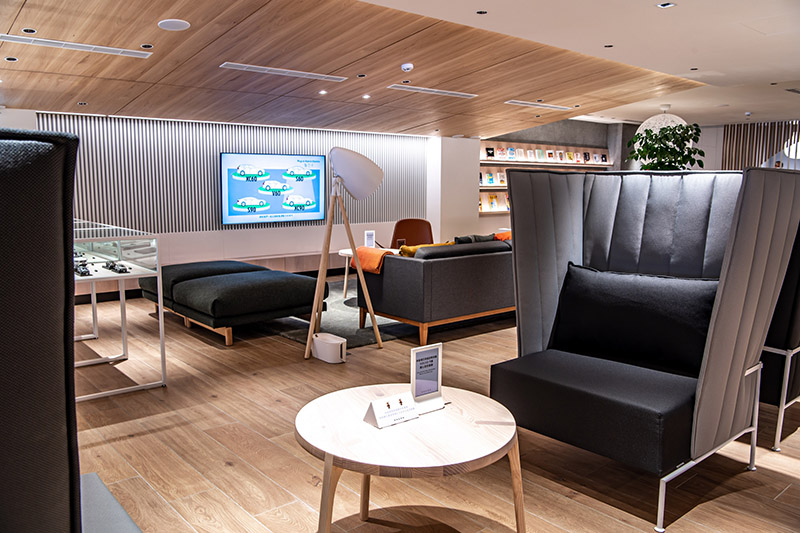 展間二樓的客休區整合個人休憩、商務辦公、兒童遊憩及精品展售等功能,融入斯堪地那維亞的簡約美學,配色用料取自原始自然元素,以溫潤木質色調及適量留白貫穿整體,北歐設計款家飾點綴其中。