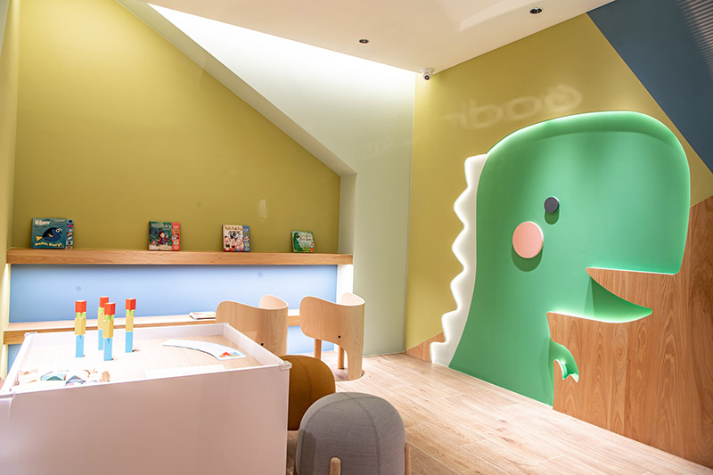 兒童遊戲區則備有法國 Janod 精品益智玩具,無毒積木可以激發幼兒的創意想像,為賞車的家庭客戶提供小朋友放電空間。